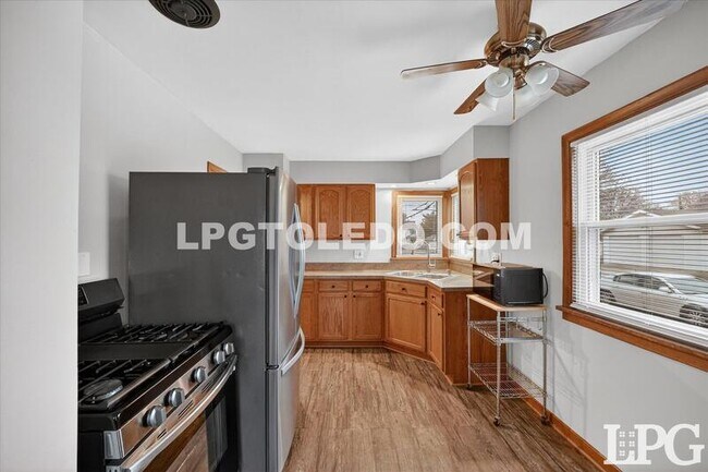 Building Photo - 667 Caswell Ave