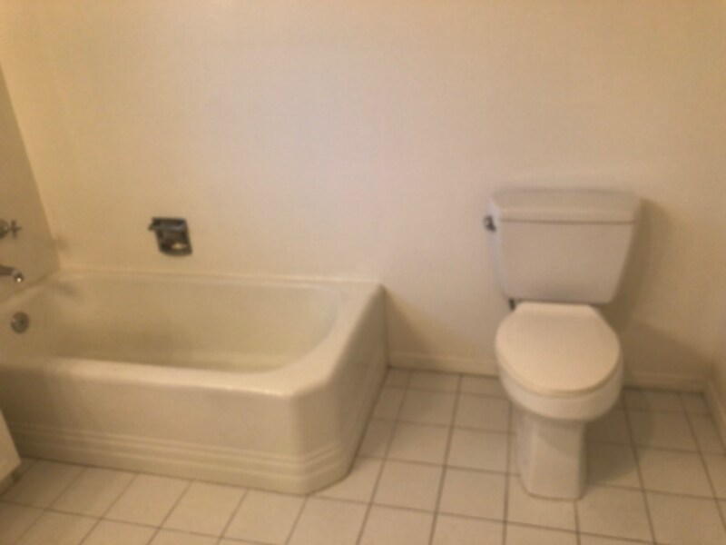Building Photo - 2721 E Chevy Chase Dr