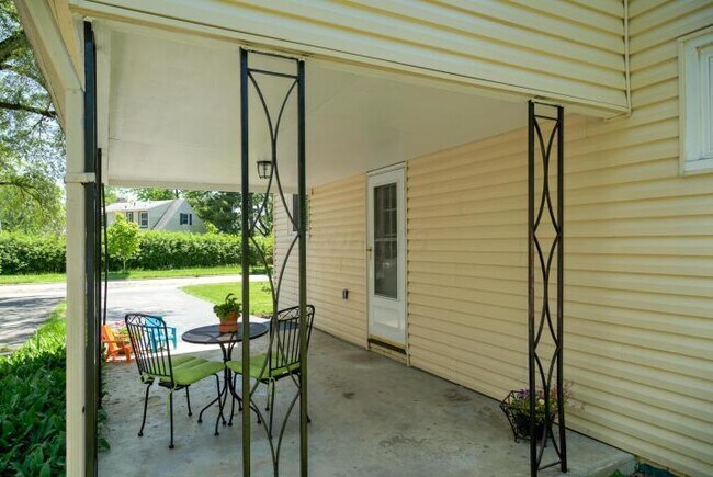 Building Photo - 2194 Ridgecliff Rd