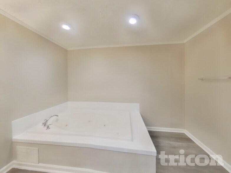 Building Photo - 100 Hillcrest Point