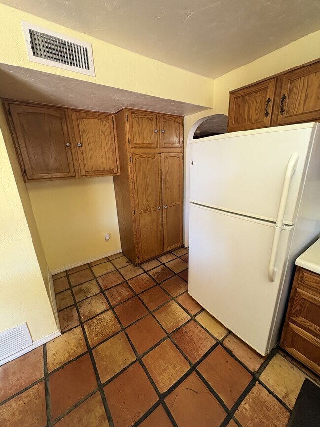 Building Photo - Convenient location in Midvale Park Close to all your needs