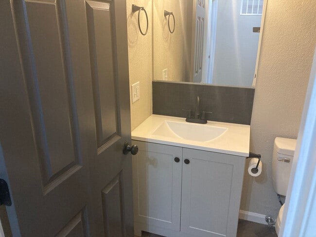 Building Photo - Renovated 2 Bedroom Apartment