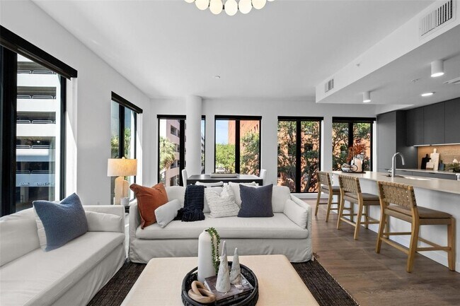 Building Photo - 1991 Main St