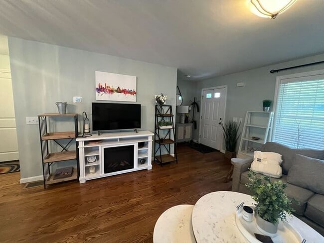 Building Photo - Charming 3-Bedroom Home with Modern Comfor...