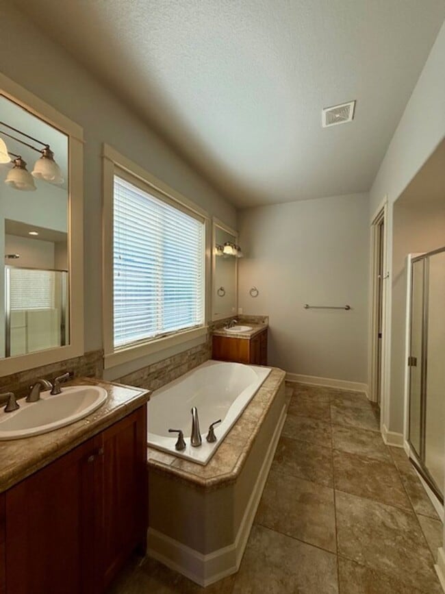 Building Photo - Stunning 4-Bedroom Aspen Rim Home in Bend!