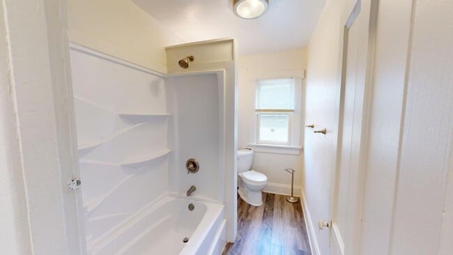 Building Photo - 4 BEDROOMS and 2 FULL BATHS House Availabl...