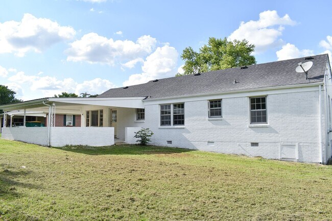 Building Photo - Renovated 3 Bed 1.5 Bath with Carport in Lewisburg