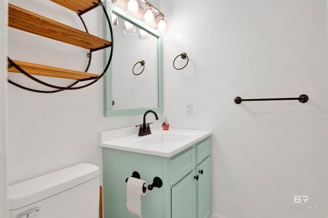 Building Photo - 208 E 22nd Ave