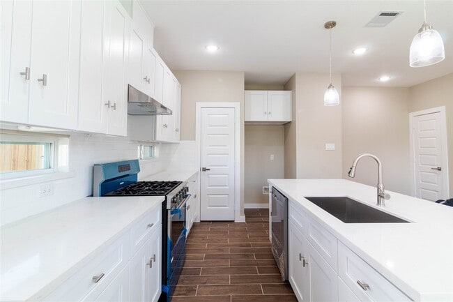 Building Photo - 3555 Noah St