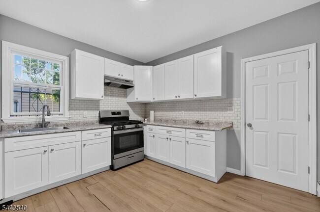Building Photo - 437 7th Ave