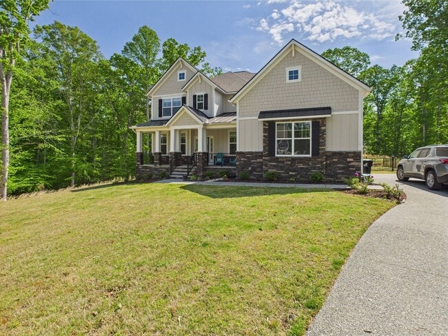 Building Photo - Stunning 5 Bedroom 4.5 Bathroom Located in...