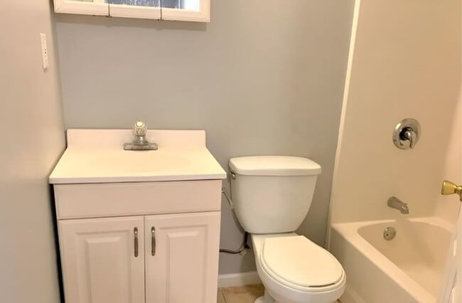 Building Photo - SCAD-Friendly 3BR Home Near Bus Route – Perfect for Roommates