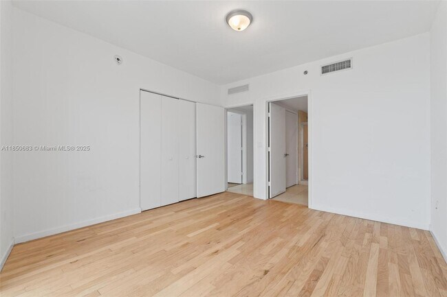 Building Photo - 495 Brickell Ave