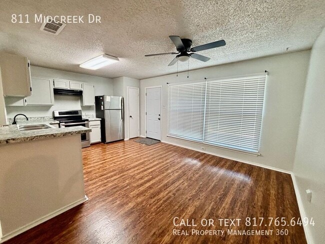 Building Photo - 811 Midcreek Dr