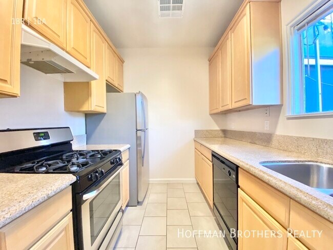 Building Photo - 706 N Curson Ave