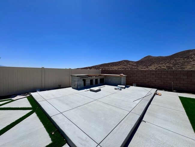 Building Photo - Spacious 5BD/3BA Home with Loft, Solar & B...