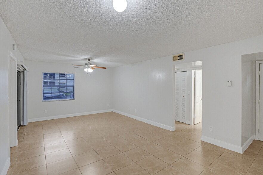 Building Photo - 447 NE 210th Circle Ter