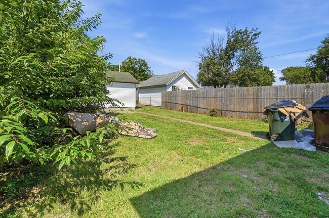 Building Photo - 413 Lockwood Ave
