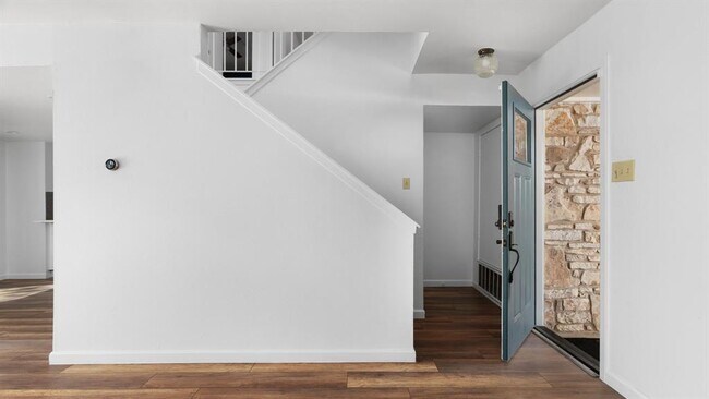 Building Photo - 7002 Crystalbrook Dr