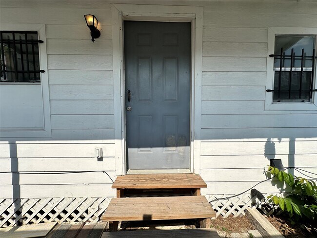 Building Photo - 305 N Live Oak St