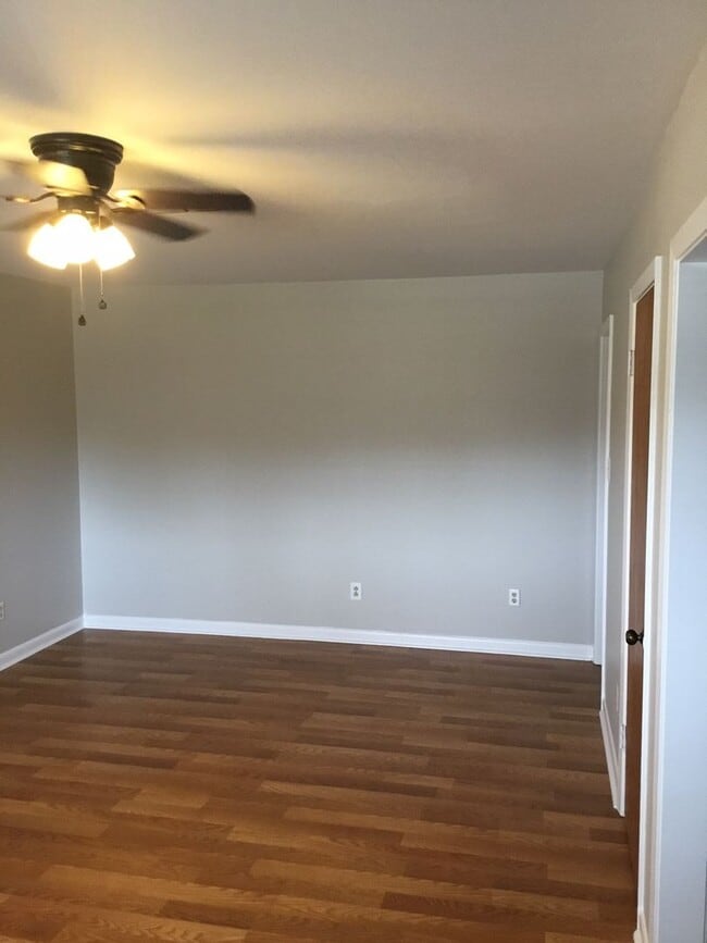Building Photo - 3/1.5 SOUTHERN HILLS/RIDGEWOOD. FRESH PAINT. NICE. CLEAN.