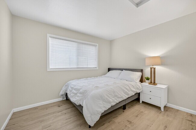 Building Photo - Remodeled 2-Bedroom Gem Near Sac City College