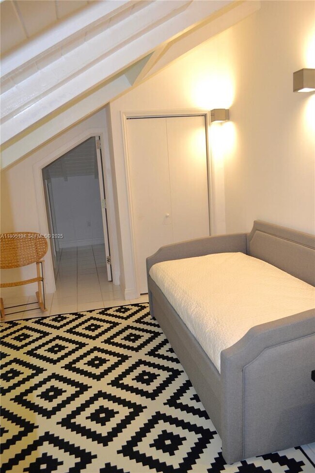 Building Photo - 710 S Mashta Dr