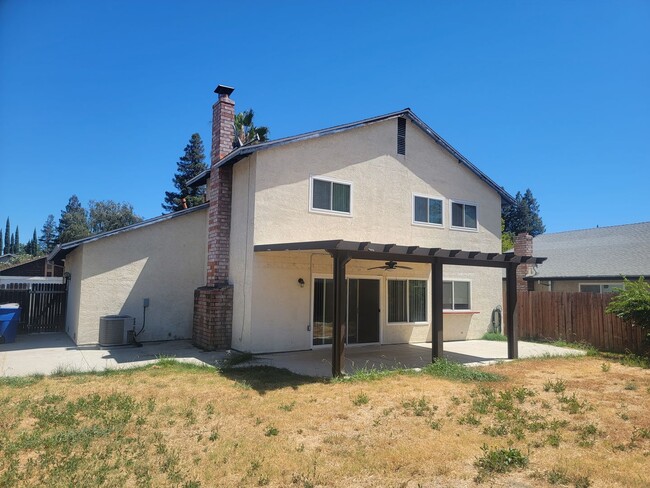 Building Photo - Great 4 Bedroom 2.5 Bath in South Natomas