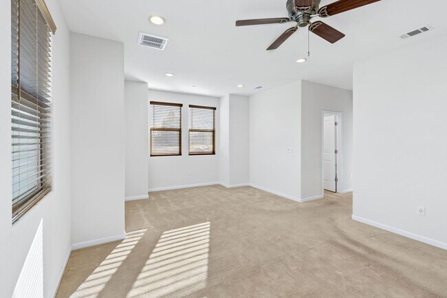 Building Photo - 2 bed 2.5 bath + Bonus Room Newer Construction Home Available Now!