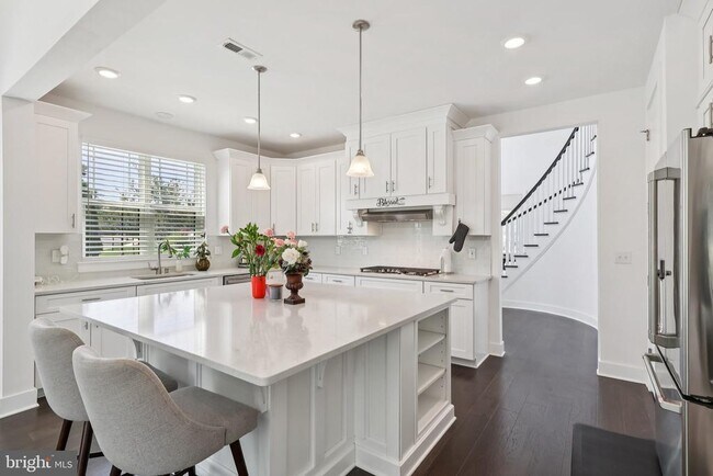 Building Photo - 2 Dogleg Ln