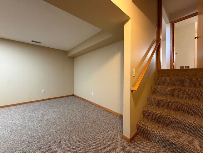 Building Photo - 5653 E Grove Dr SE