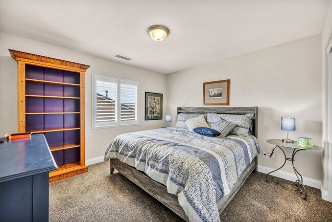 Building Photo - FULLY FURNISHED home with all utilities included and flexible lease options available.