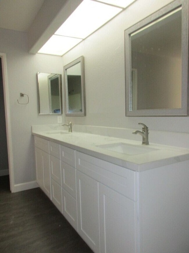 Building Photo - Scripps Ranch - Upgraded - 2BD/2BA - Unit in Terraces at Scripps Ranch