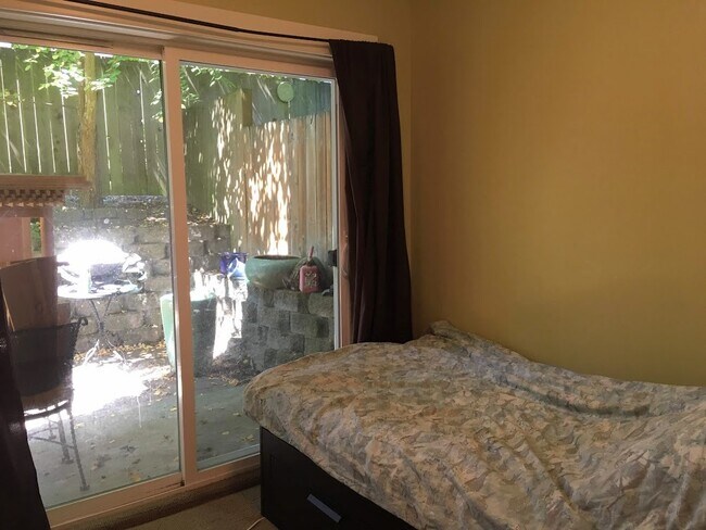 Building Photo - Spacious 3 BR North Beacon Hill Townhome –...