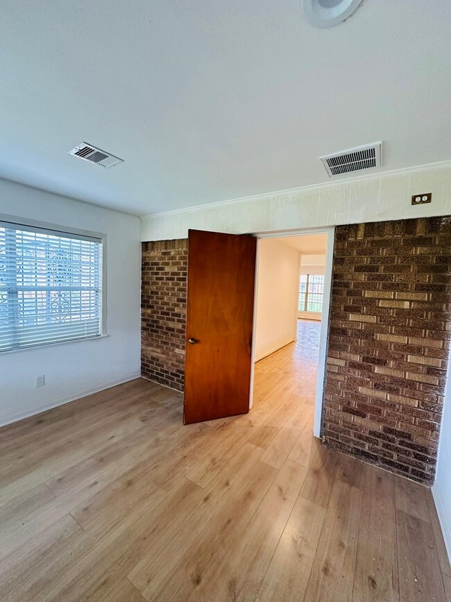 Building Photo - 4410 Billingsley St