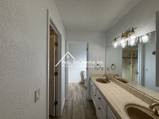 Building Photo - Wonderful Orangevale 4bd/2ba Home with 2 Car Garage!