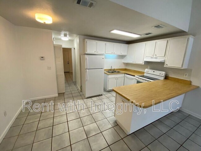 Building Photo - 1242 High Rd