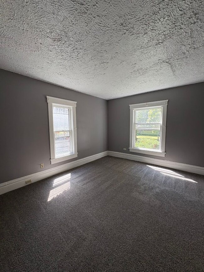 Building Photo - Three bedroom one bathroom home for rent
