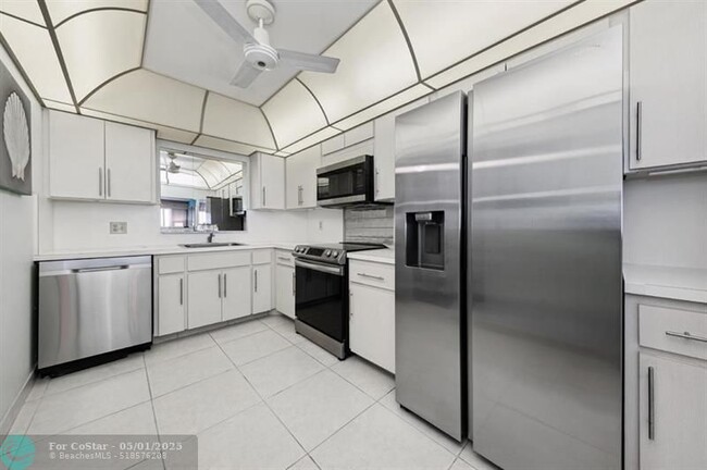 Building Photo - 328 N Ocean Blvd