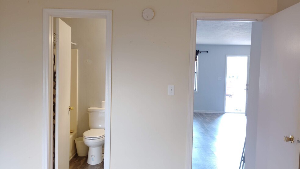 Building Photo - 502 Oak Circle Dr