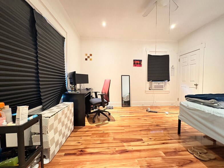 Building Photo - 5818 Hobart St