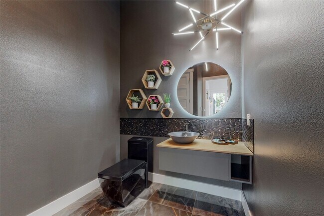 Building Photo - 3946 N Cresthaven Rd