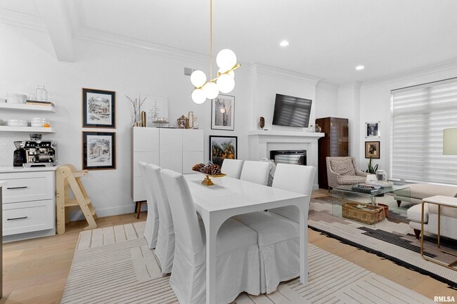 Building Photo - 824 W Moss Ave