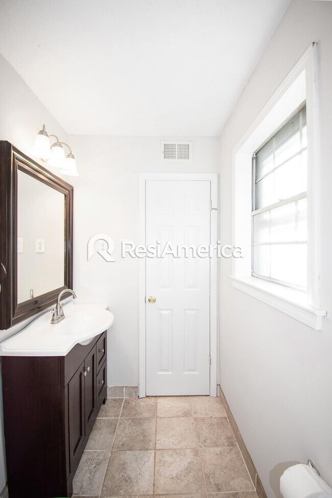 Building Photo - Newly Renovated 3/2 In Bartlett