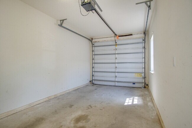 Building Photo - Santa Rosa 3/2.5 Townhome – Minutes from N...
