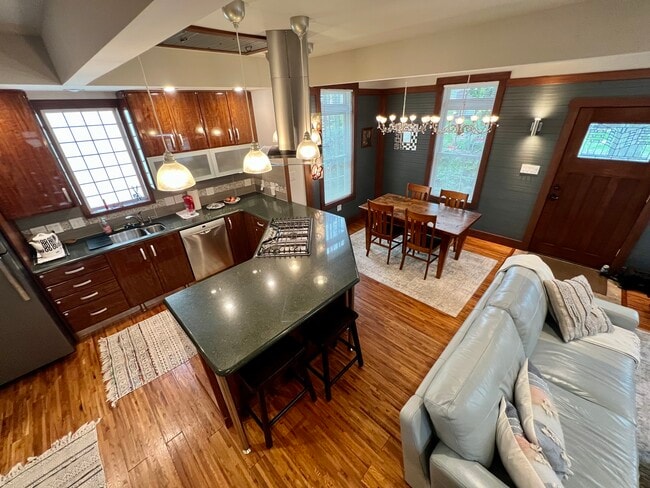 Building Photo - 1003 Court St