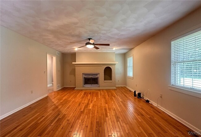 Building Photo - 97 1/2 Sanger Ave