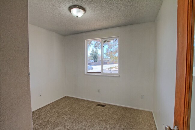 Building Photo - 3 bed 1 and 3/4 bath ranch home