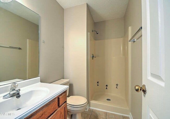 Building Photo - Split foyer 3 bedroom home in quiet area with bonus room, large yard, 2-car garage $2000