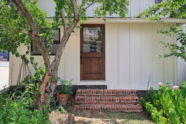Building Photo - Beautiful Historic 4BR/3BA Gem | Hillsboro...